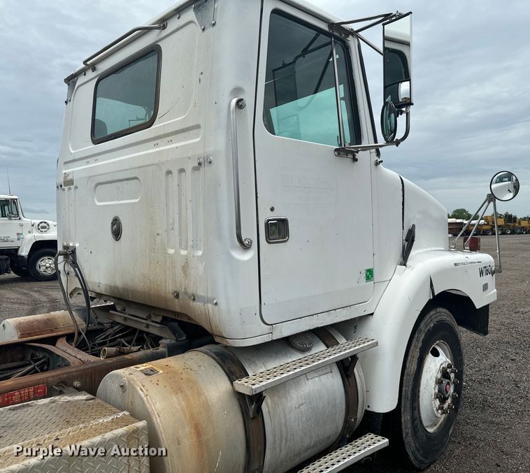 image for item MU9940 1994 White GMC truck cab and chassis