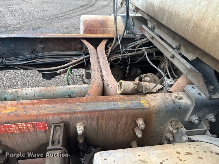 image for item MU9940 1994 White GMC truck cab and chassis