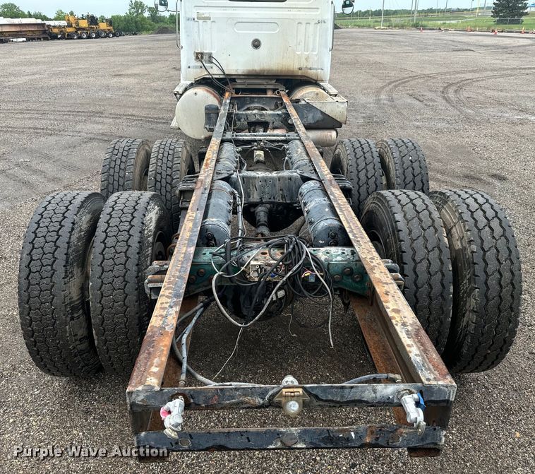 image for item MU9940 1994 White GMC truck cab and chassis