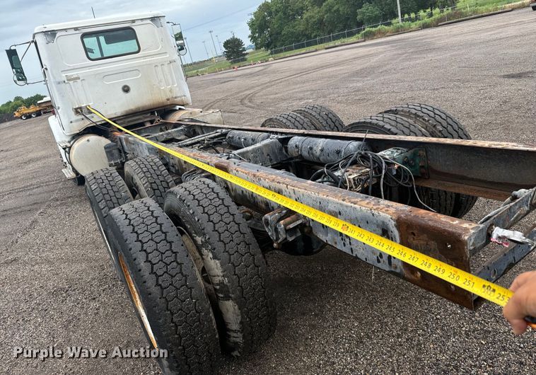 image for item MU9940 1994 White GMC truck cab and chassis