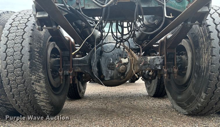 image for item MU9940 1994 White GMC truck cab and chassis