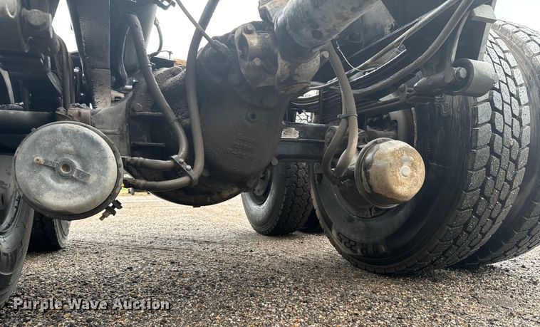 image for item MU9940 1994 White GMC truck cab and chassis