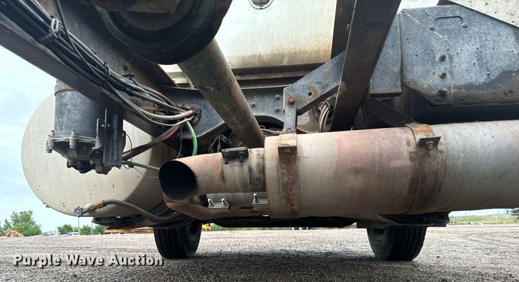 image for item MU9940 1994 White GMC truck cab and chassis