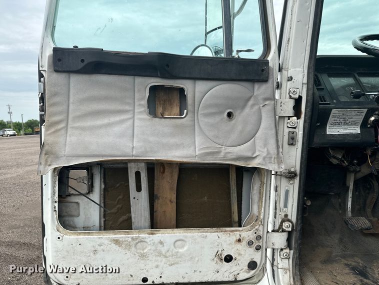 image for item MU9940 1994 White GMC truck cab and chassis