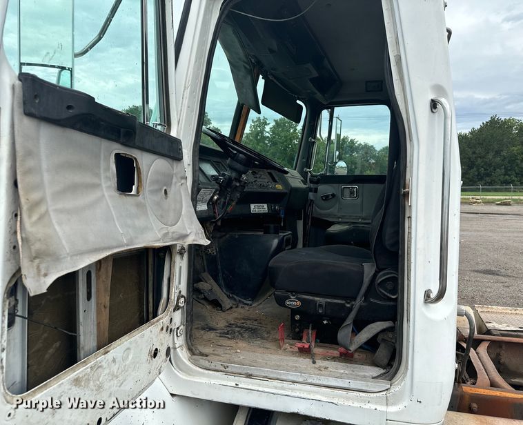 image for item MU9940 1994 White GMC truck cab and chassis
