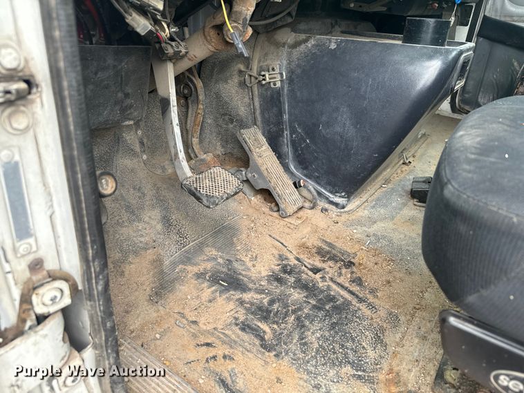 image for item MU9940 1994 White GMC truck cab and chassis