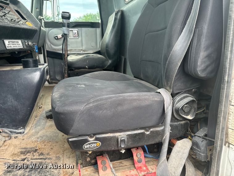 image for item MU9940 1994 White GMC truck cab and chassis