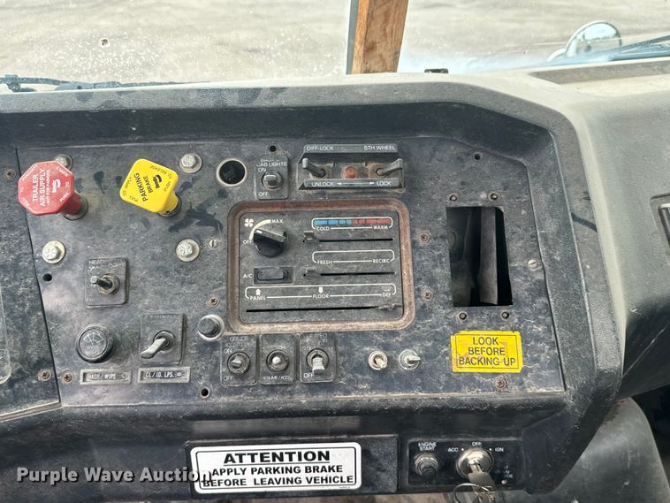 image for item MU9940 1994 White GMC truck cab and chassis