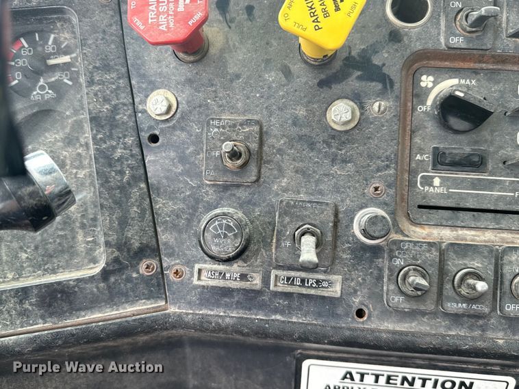 image for item MU9940 1994 White GMC truck cab and chassis