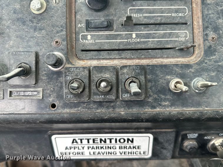 image for item MU9940 1994 White GMC truck cab and chassis