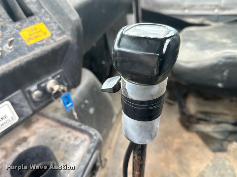 image for item MU9940 1994 White GMC truck cab and chassis