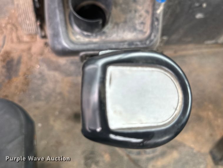 image for item MU9940 1994 White GMC truck cab and chassis