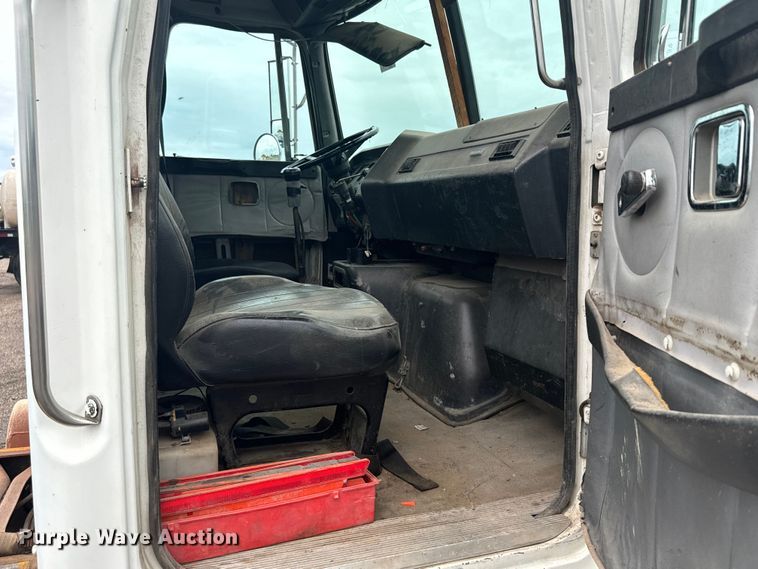 image for item MU9940 1994 White GMC truck cab and chassis