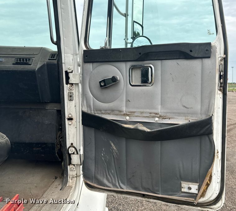 image for item MU9940 1994 White GMC truck cab and chassis