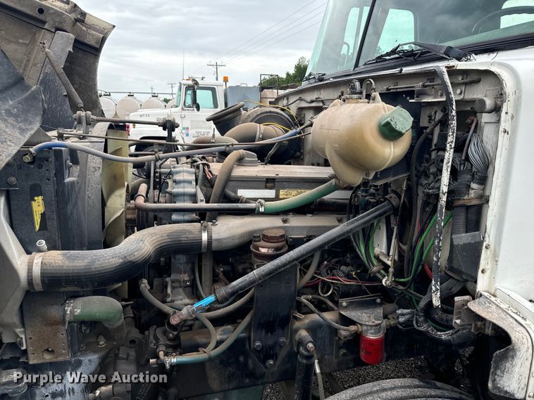 image for item MU9940 1994 White GMC truck cab and chassis