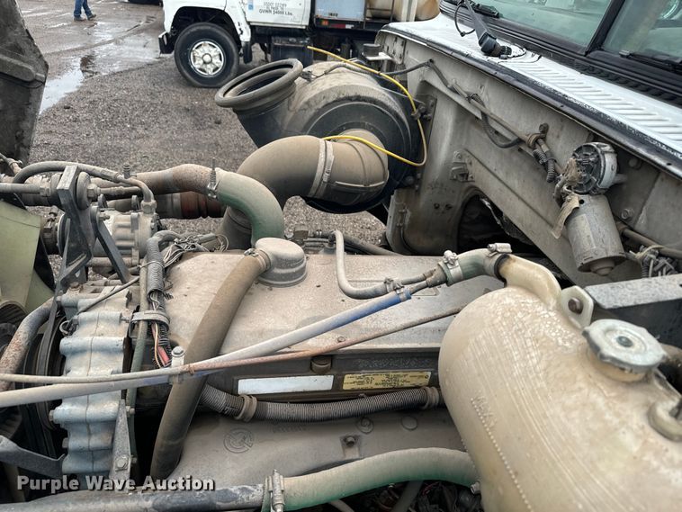 image for item MU9940 1994 White GMC truck cab and chassis