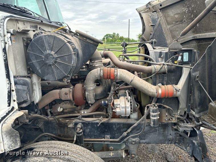 image for item MU9940 1994 White GMC truck cab and chassis