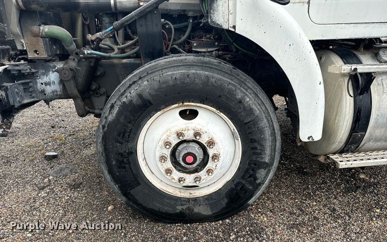 image for item MU9940 1994 White GMC truck cab and chassis