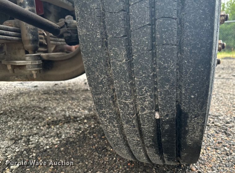 image for item MU9940 1994 White GMC truck cab and chassis