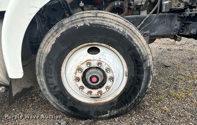 image for item MU9940 1994 White GMC truck cab and chassis