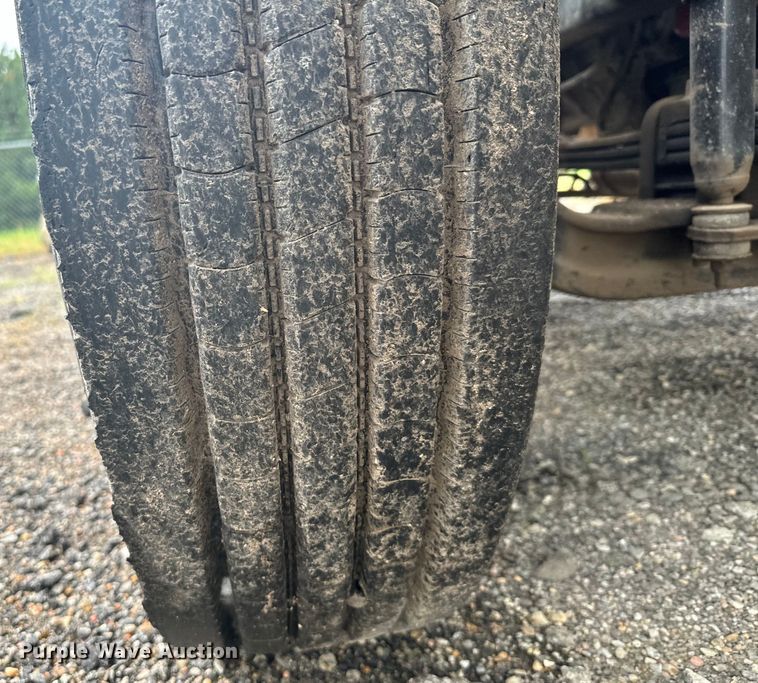 image for item MU9940 1994 White GMC truck cab and chassis