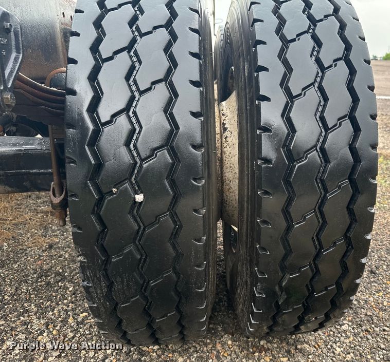 image for item MU9940 1994 White GMC truck cab and chassis