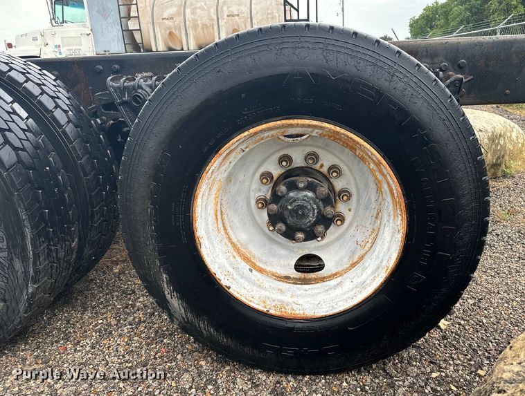 image for item MU9940 1994 White GMC truck cab and chassis