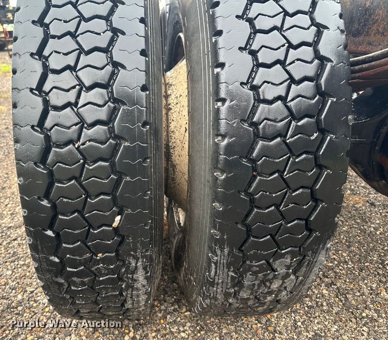 image for item MU9940 1994 White GMC truck cab and chassis