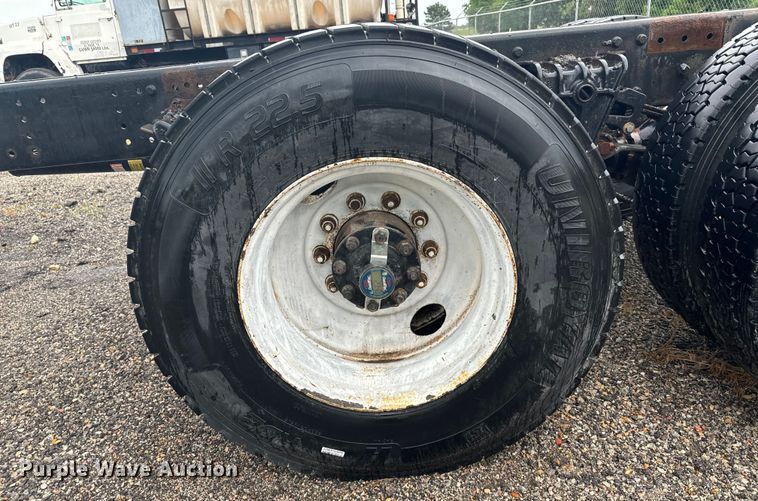 image for item MU9940 1994 White GMC truck cab and chassis