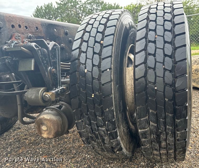 image for item MU9940 1994 White GMC truck cab and chassis