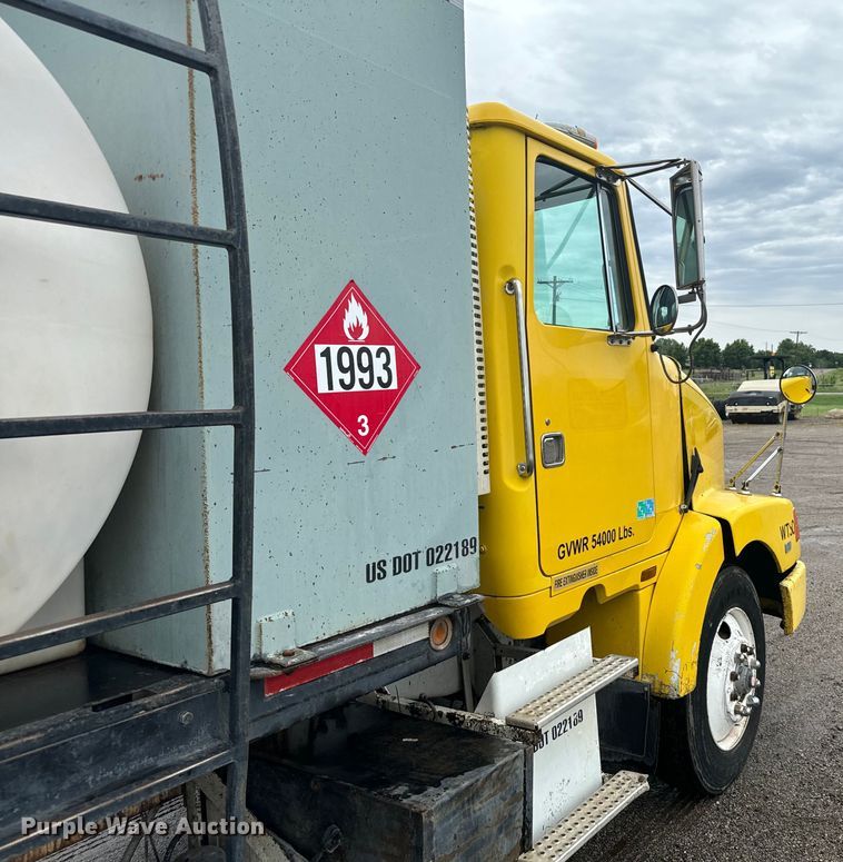 image for item MU9941 1992 White GMC WCA water truck