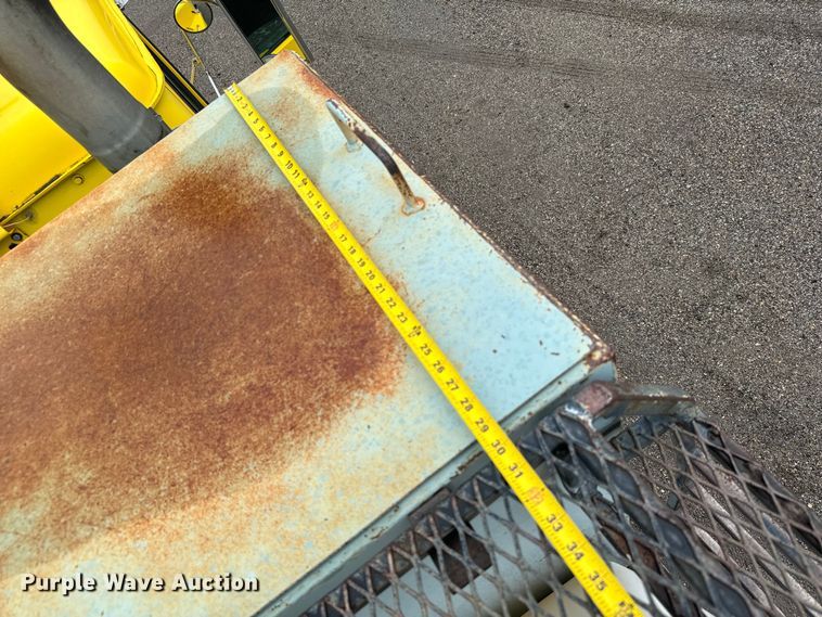 image for item MU9941 1992 White GMC WCA water truck