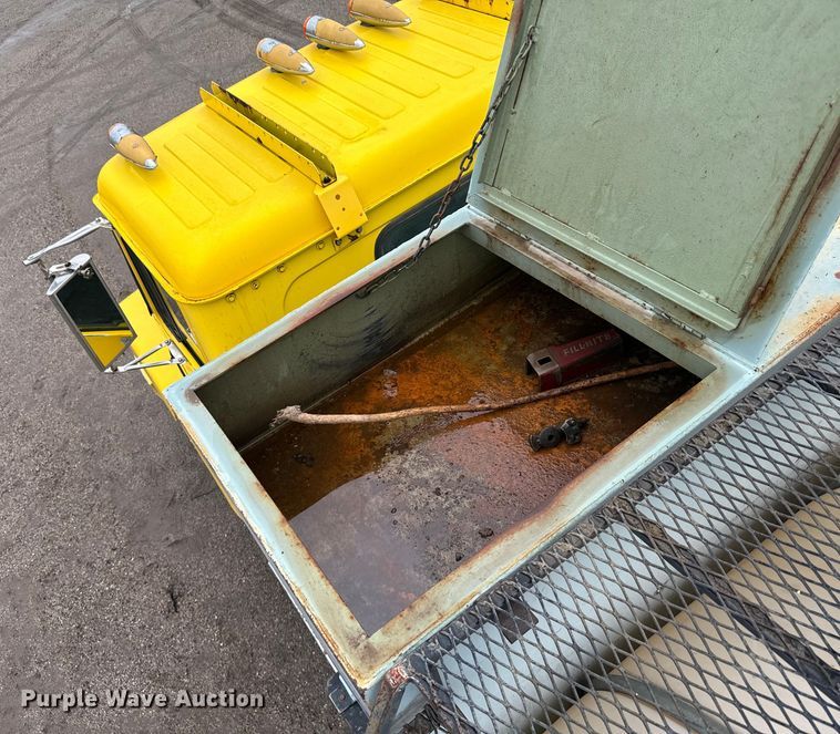 image for item MU9941 1992 White GMC WCA water truck