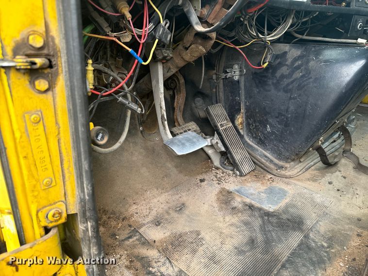 image for item MU9941 1992 White GMC WCA water truck