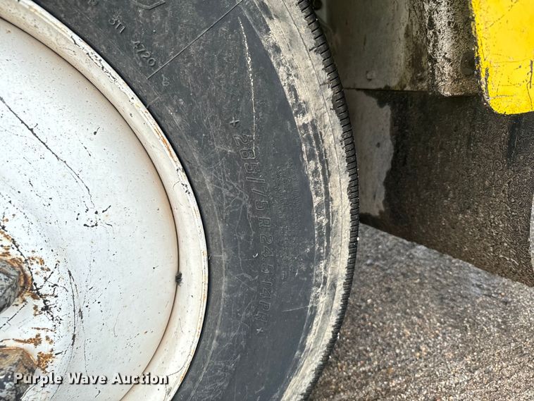 image for item MU9941 1992 White GMC WCA water truck