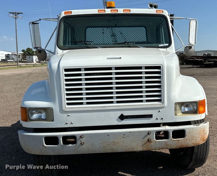 image for item MU9957 1995 International 4700 flatbed truck