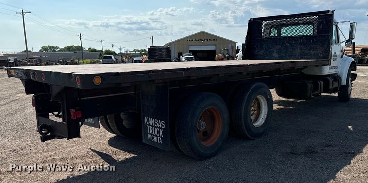 image for item MU9957 1995 International 4700 flatbed truck