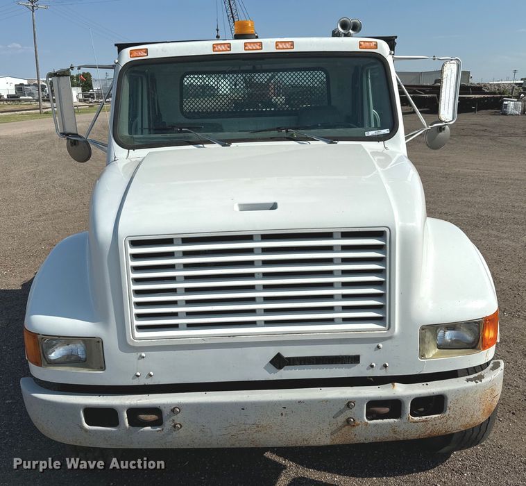 image for item MU9957 1995 International 4700 flatbed truck