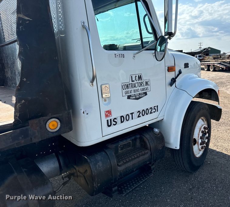 image for item MU9957 1995 International 4700 flatbed truck