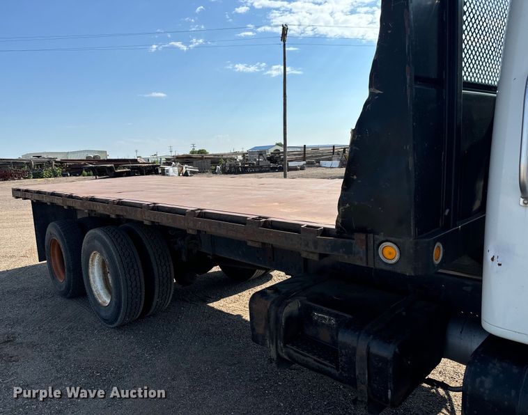 image for item MU9957 1995 International 4700 flatbed truck