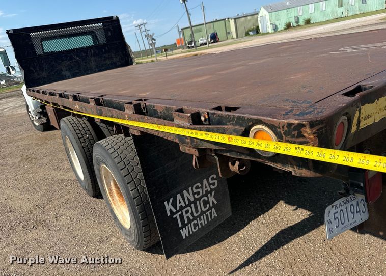 image for item MU9957 1995 International 4700 flatbed truck