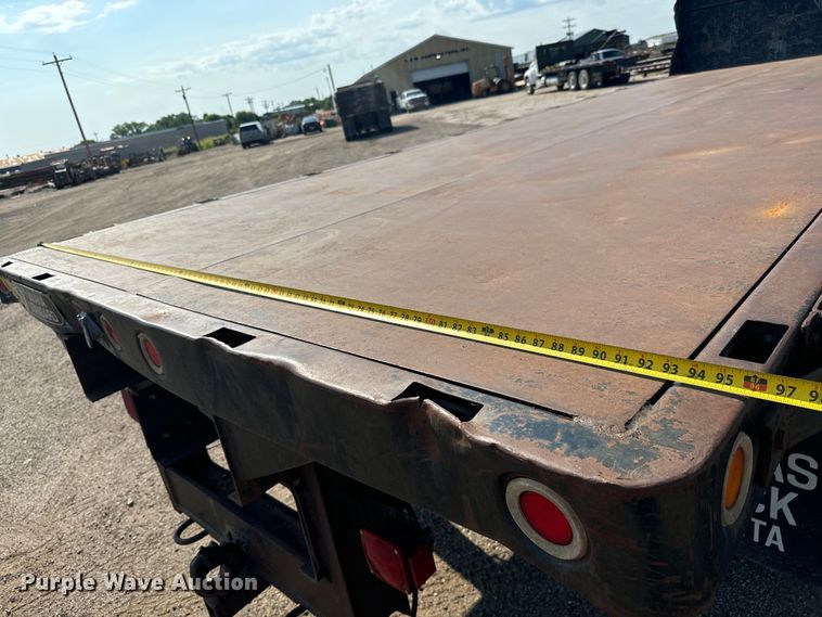 image for item MU9957 1995 International 4700 flatbed truck