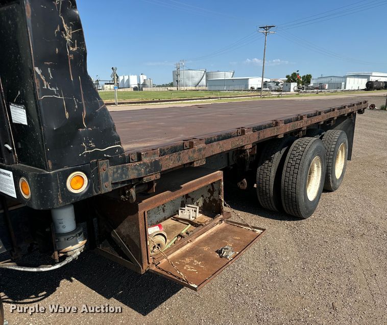 image for item MU9957 1995 International 4700 flatbed truck