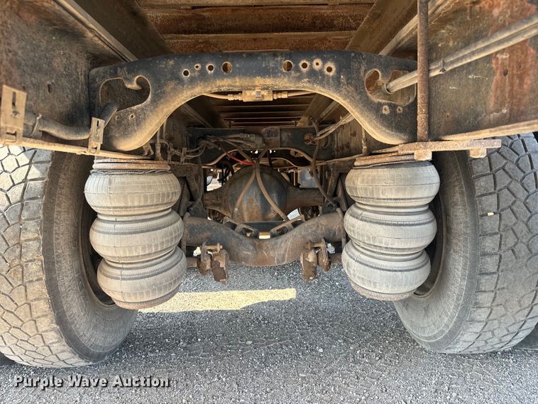 image for item MU9957 1995 International 4700 flatbed truck