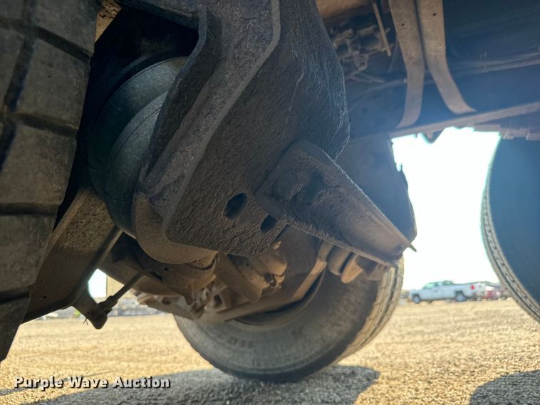 image for item MU9957 1995 International 4700 flatbed truck