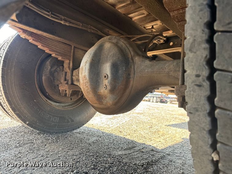 image for item MU9957 1995 International 4700 flatbed truck