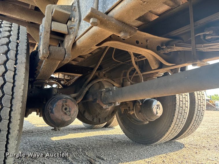 image for item MU9957 1995 International 4700 flatbed truck