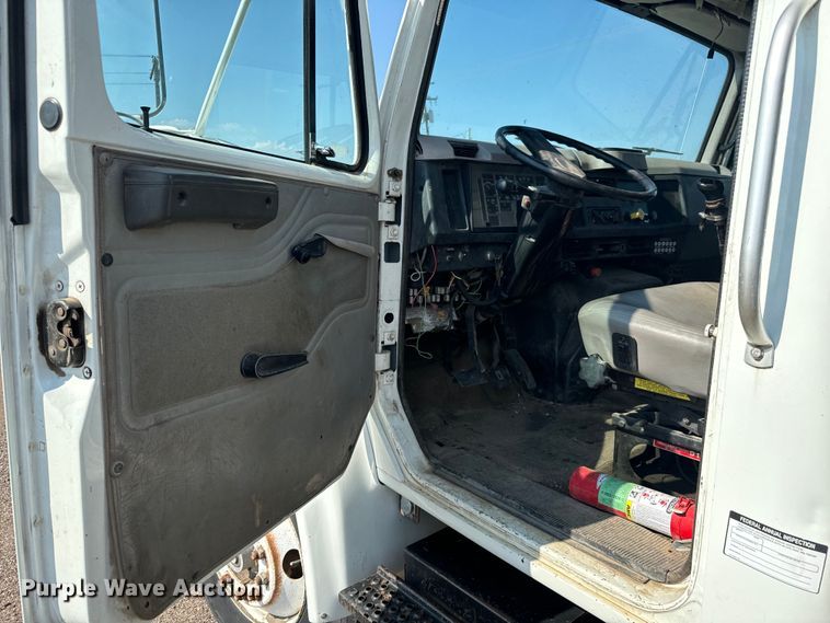 image for item MU9957 1995 International 4700 flatbed truck