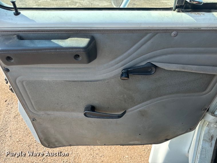 image for item MU9957 1995 International 4700 flatbed truck