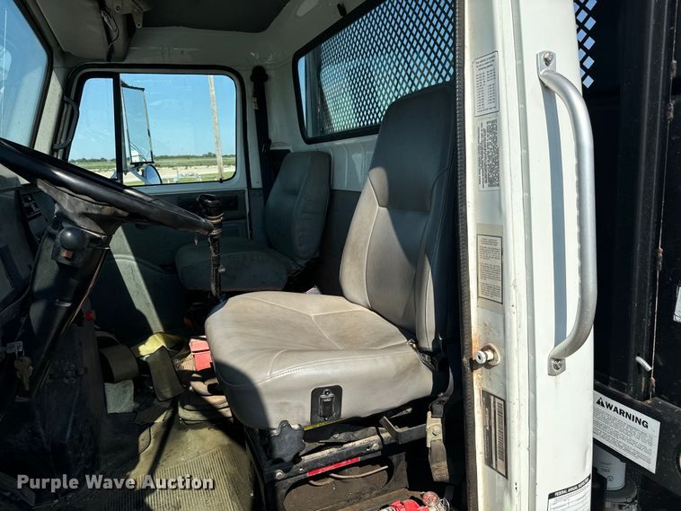 image for item MU9957 1995 International 4700 flatbed truck